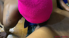 African Beauties: Schokoladen-schlampe Masturbiert Und Pisst Ihre Freundin