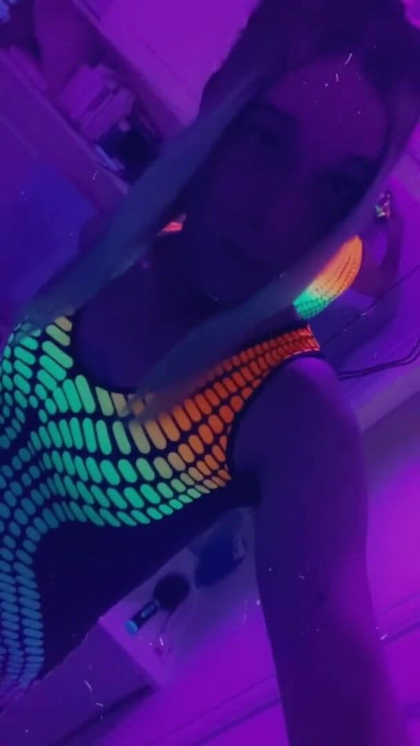 CarmenMelatonin: 자지를 빠는 파티 소녀