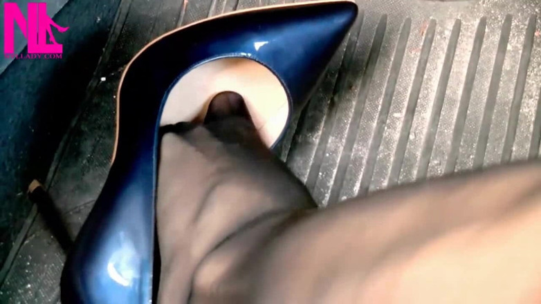 Nyllady: Seksowna gra obuwia w Buffalo Blue Pompy Pattent