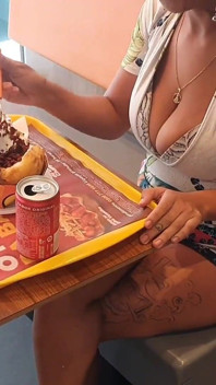 Sex mit diesem mädchen gegen einen billigen Burger