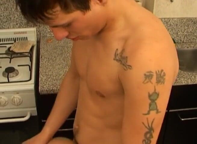 Bareback TV: Chicos cachondos follan en la cocina