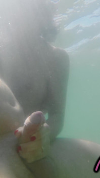 Fomos Pegos! Meu Professor Punheta Meu Pau Debaixo D'água Na Praia De Nudismo Sexo Público 4K