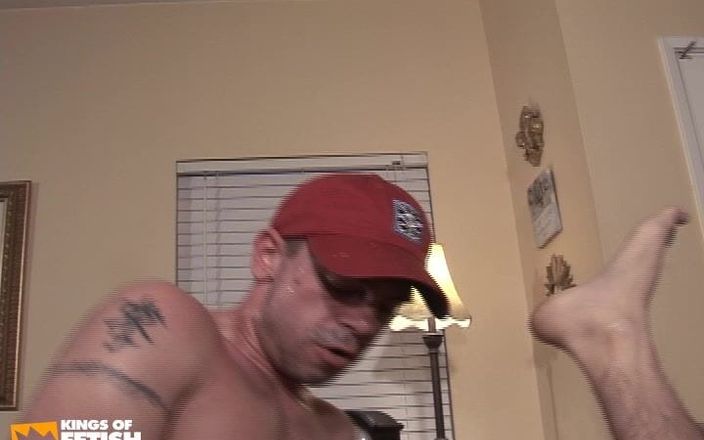 Gay Diaries: 纹身的家伙在沙发上狠操一个菊花紧致的twwink