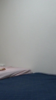 Solo appartamento per ragazze in Giappone, una stanza dove una ragazza pulisce con una maglietta troppo corta, minigonna e mutandine