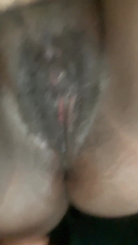 격렬한 오르가즘을 느끼는 내 클리토리스 보지를 문지르기
