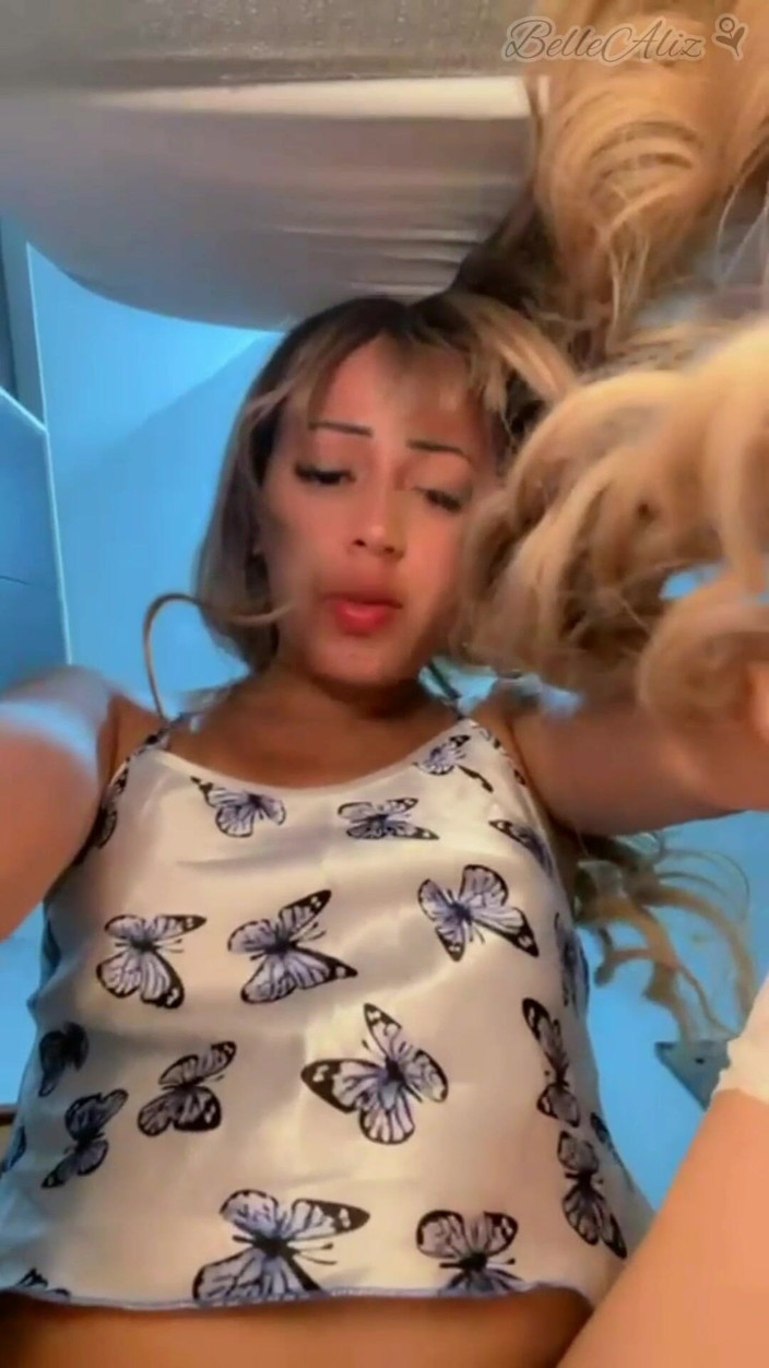 BelleAliz: Миниатюрная латина в киске скачет на большом дилдо, и в конечном итоге кончает, поэтому ее ночь счастливо заканчивается