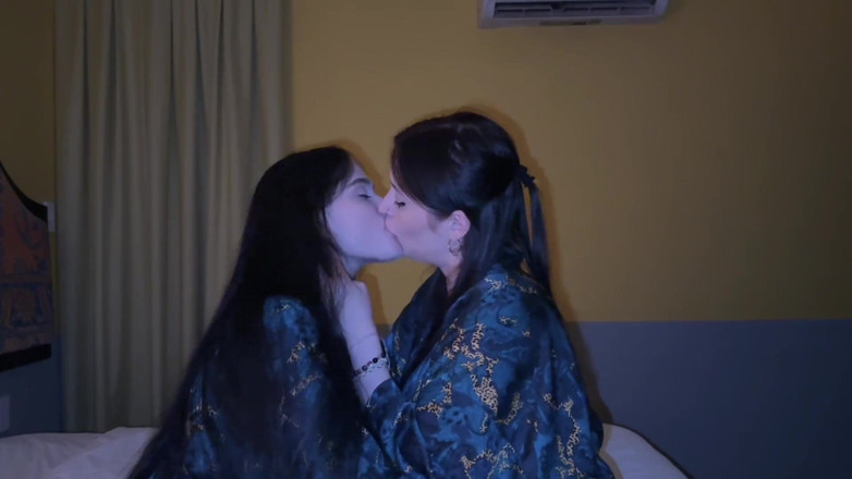 LuchCrush: Compilación salvaje de orgasmos y besos lésbbitos