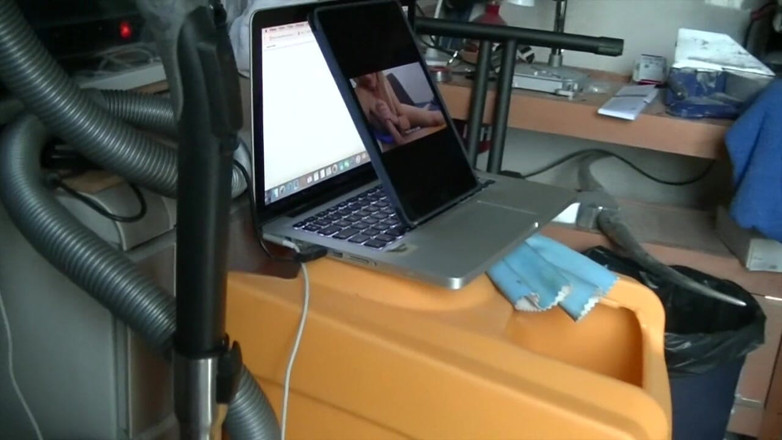 RAW FRENCH PIGS: Francouzské prase kouří hetero chlapce ne zadarmo
