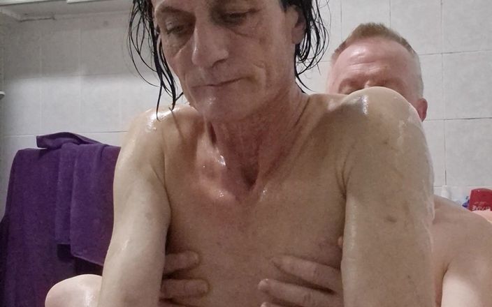 Gigi and David: Distracție cu Arhiva Lui Gigi și Dave, Iubita transsexuală și povestea numărul 1