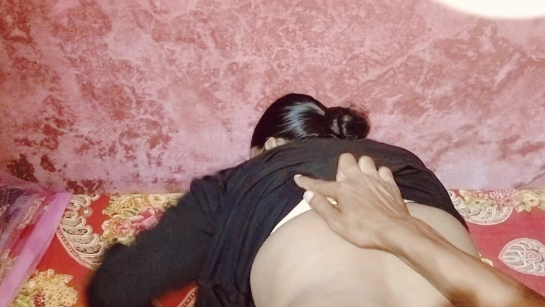 Bd-Hot-Couple: 我的继兄弟发现我一个人，操了我，然后他把他的阴茎放在我体内。