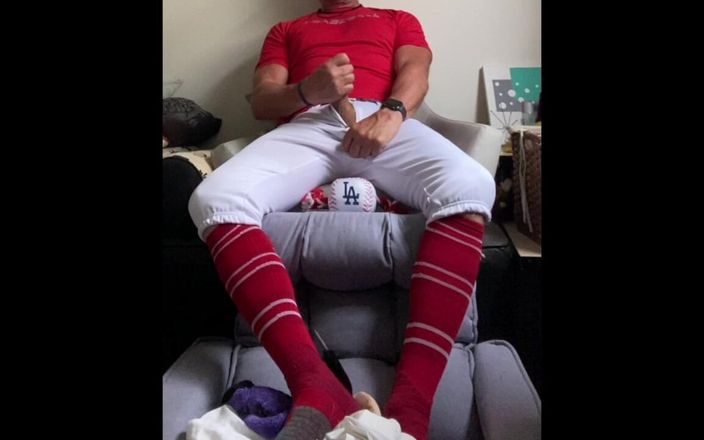 JockDad87: Baseballspieler Jockdad87 schießt eine ladung in rotem Gang