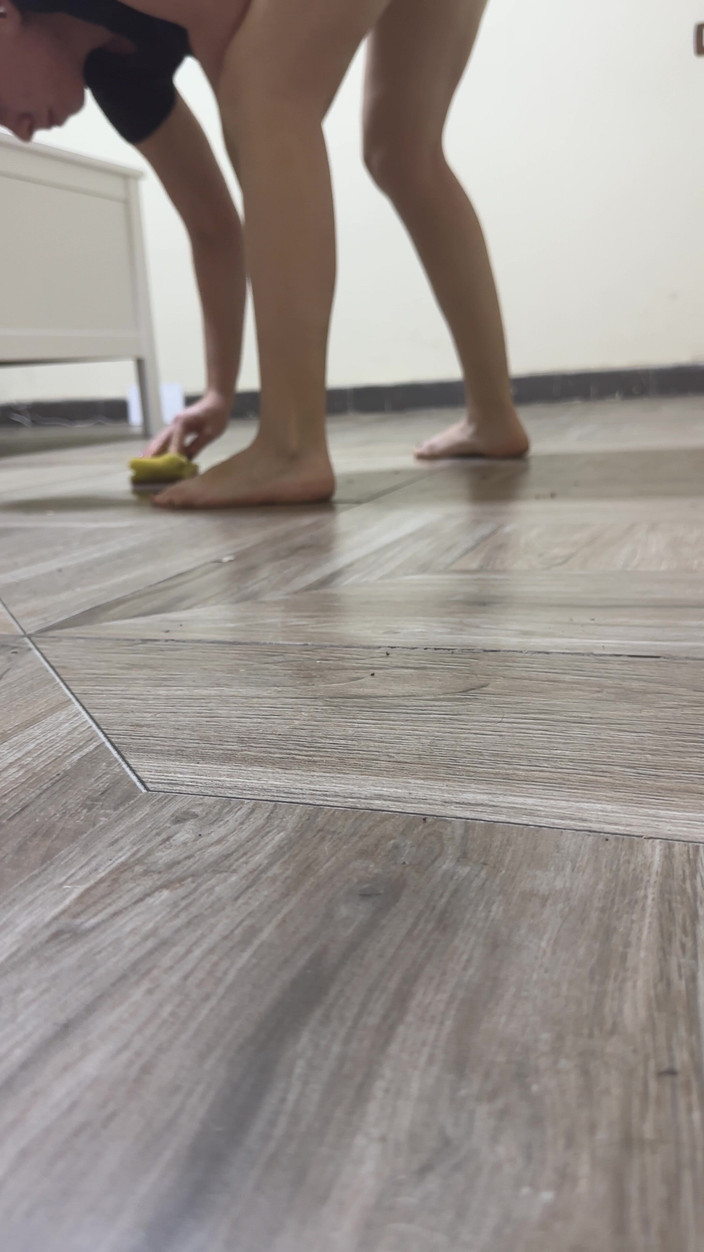 SweetLucy96: Saya kencing dalam gelas dan melancap