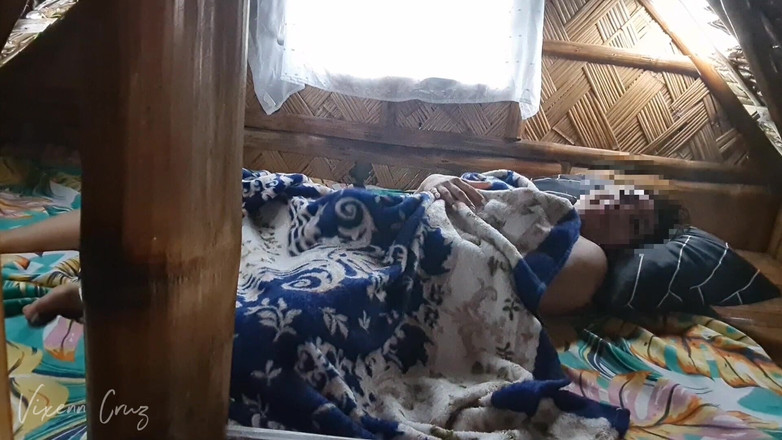Vixenn Cruz: Dedos al aire libre en el Nipa Hut mojado goteando...