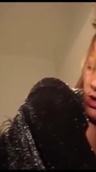 Blondine mit großen möpsen leckt muschi, fickt in 69 position, sperma im mund