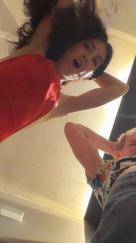 Dopo il club, le due troie hanno trovato un ragazzo con cui fare sesso, ma sono state scoperte...