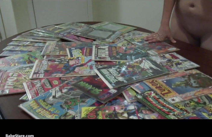 Babe Stare: Misty mostra la sua collezione di fumetti nuda