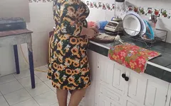 我的继母告诉我，在我们一个人在房子里做饭时，我该如何操我的女朋友