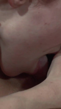 Bella ragazza lesbica sta mangiando una fica bagnata