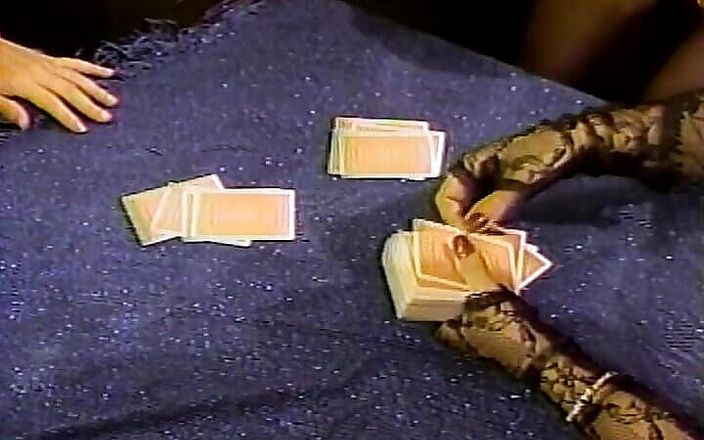 Lovers Of Vintage: Kart oyunundan sonra orta yaşlı seksi kadınlar üçlü grup sekste amcık...