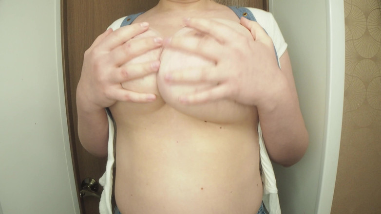 BustyVic: Ik knip mijn topje af met een schaar zodat mijn...