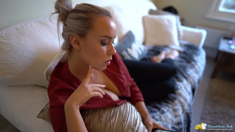 DownblouseJerk: Millie - visiteur coquine
