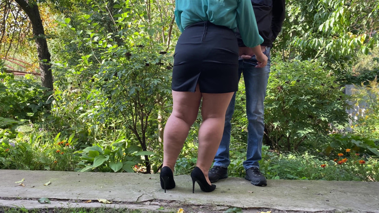 OurFetishLife: 穿着短裙和高跟鞋的胖美女帮助男人在街上撒尿