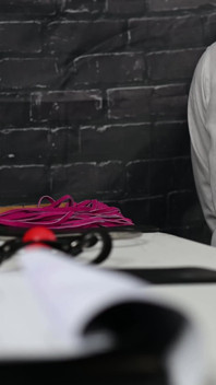 Sargent Izar sucht nach verdächtigem latexblasen