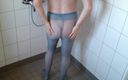 Carmen_Nylonjunge: Pissen in een blauwe panty