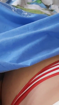 Le amiche hanno visto un film e si sono masturbate sotto le coperte
