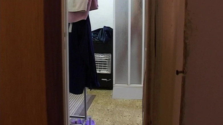 THAGSON 18+: 창녀는 알몸으로 굽히고 출입구에서 굽힘