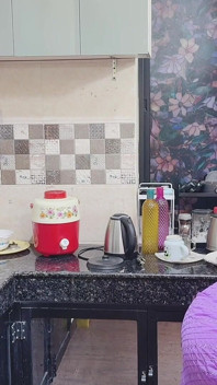 Cameriera con la figa pelosa e le ascelle fa pipì sul cazzo del proprietario
