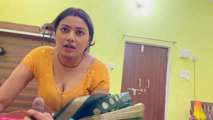 Hotty_ragini: Üvey annemi sert sikiyorum, üvey annem üvey babamı özlüyor, bu yüzden sert yarağımı...