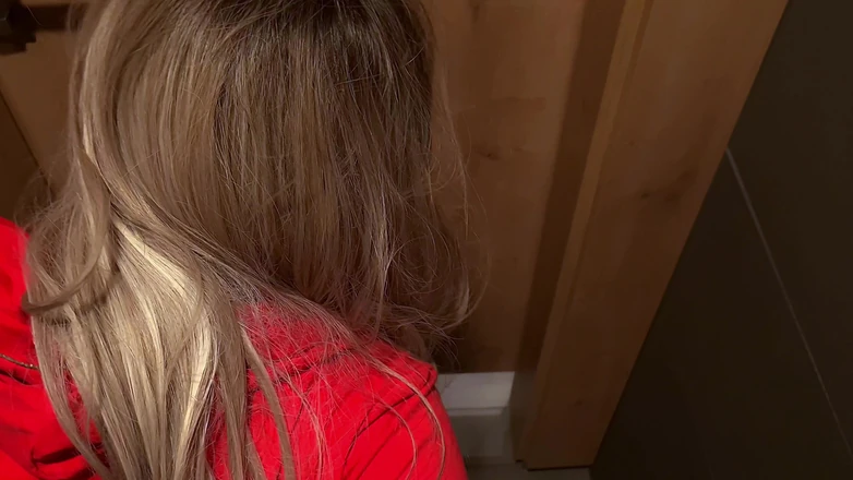 DedeDeville: Zeer risicovolle seks met mijn hete stiefmoeder in het heretoilet...