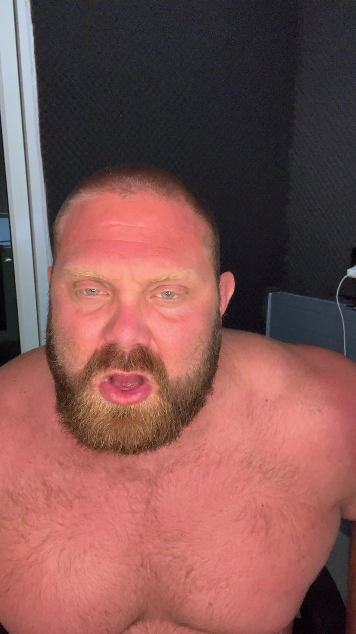 Jack stacked: Une ddy musclée te surprend en train de te pervers