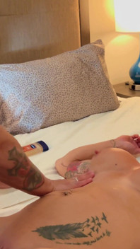 Gespierde milf neukt en spuit voor de godfather