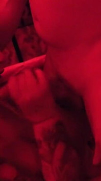 Das deutsche pornostar-schätzchen Kira Knight wird von typen im rotlicht gefickt