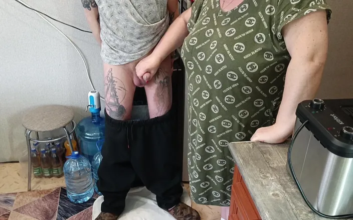 Zona901: Cum in Stepmom's Mouth After Jerking off and Deep Blowjob
