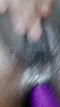 빨간 사리에 피스팅하는 애널 딜도와 보지