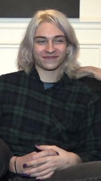 Ragazzo effeminato scopato da un ragazzo etero