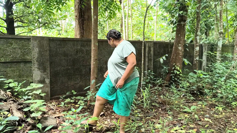 Anne Ipe: Awek montel desi berbogel di dalam hutan