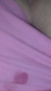 La calda vicina con i pantaloncini di in shorts di Mandos, ama giocare con e penetrazione dura fino a quando non fa venire tutto il latte