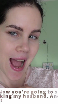 Giantess Anna rucha się przed małym rogaczem i upokarza