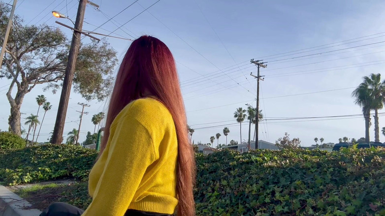 Artemisia Love: Artemisia, MILF italienne aux cheveux longs, adore fumer une cigarette...