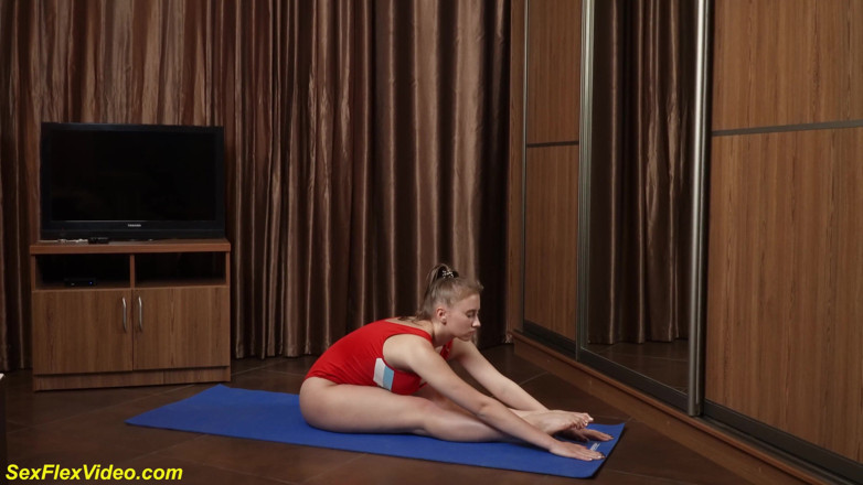Sexflex video: Young busty flexi stepsis stretching naked