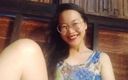 Thana 2023: Aziatisch meisje alleen thuis ontspannend