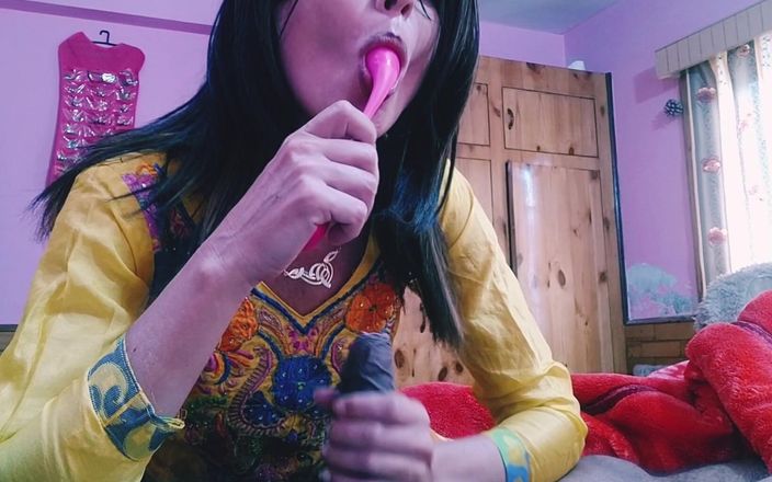 Bolly Karma: Üvey anne üvey oğlunun yarağının nasıl davrandığını izlemek istiyor