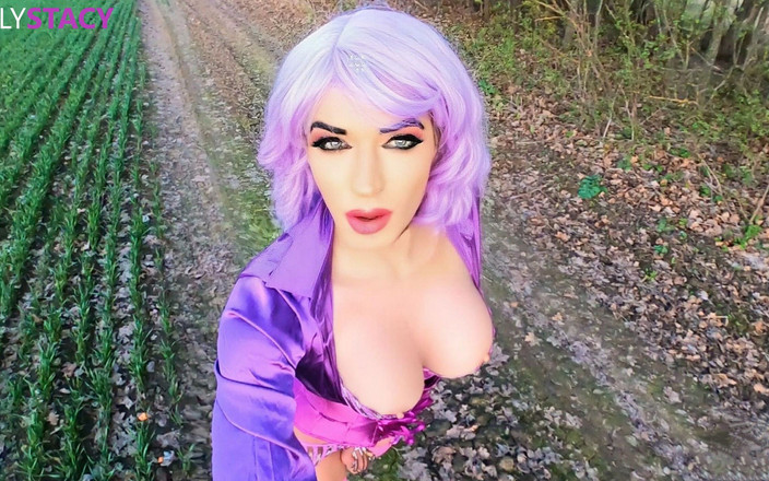 sillystacy: Excitată Sissy Malvina s-a pierdut în pădure cu un vibrator dolofan...