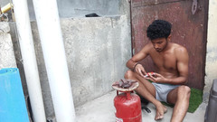Curlyboy: Indický chlapec nahý zvládá sperma při lížu na terase