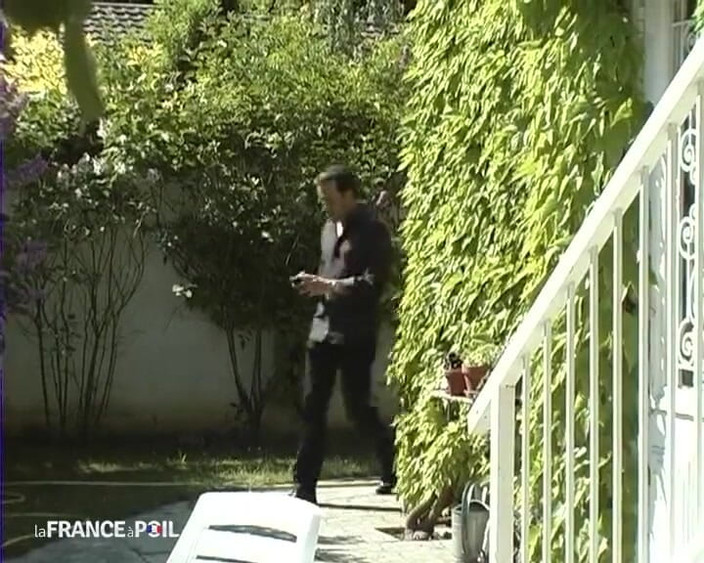 Rue Chaude: Une jolie jeune brune se fait enculer par son prof...