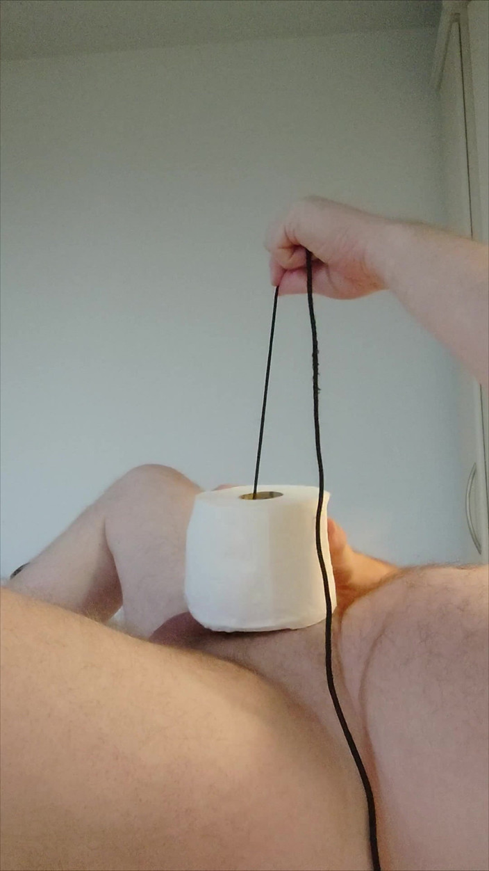 Carmen_Nylonjunge: Naylonjung Azgın Tuvalet Kağıdı Rulosunu Sevişiyor